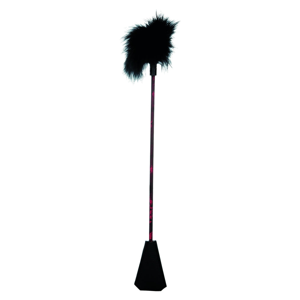 Paleta CalExotics Scandal cu Pene Negru - doua capete: paleta ferma si pene moi - design elegant cu cusaturi lucrate manual - accesoriu ideal pentru jocuri BDSM in cuplu