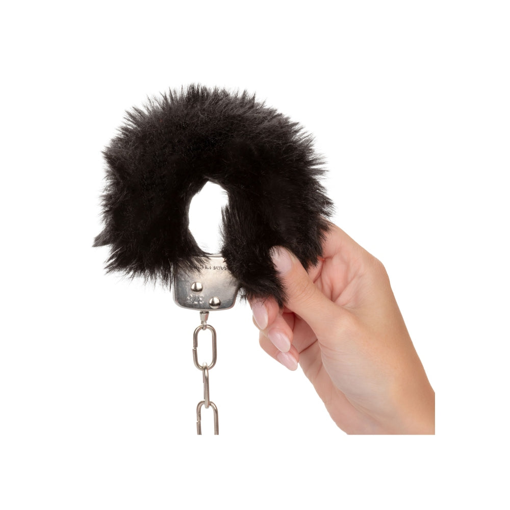 Catuse Pufoase CalExotics Ultra Fluffy Furry Cuffs, cu 2 seturi de chei, pentru adulti, roluri de politist si BDSM - Negru