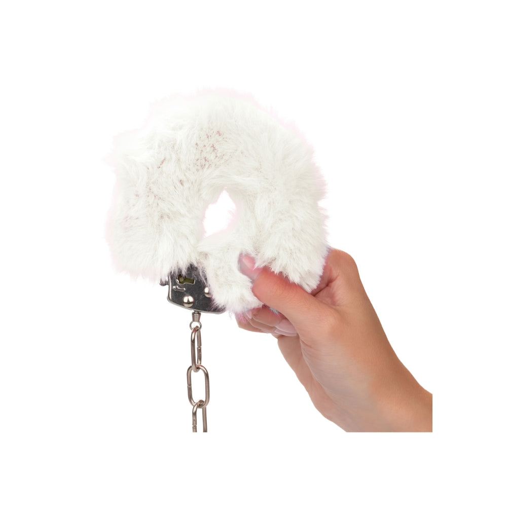 Catuse Pufoase CalExotics Ultra Fluffy Furry Cuffs, cu 2 seturi de chei, pentru adulti, roluri de politist si BDSM - Alb