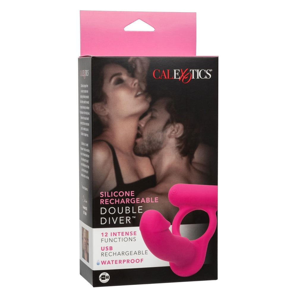 Inel Pentru Penis CalExotics Double Diver cu Dildo Vibrant - 9.5 cm, Roz - Inelul elastic sporeste rezistenta, sonda vibranta stimuleaza clitorisul, iar dildoul ofera o dubla stimulare - 12 Functii de vibratie, rezistent la apa, reincarcabil