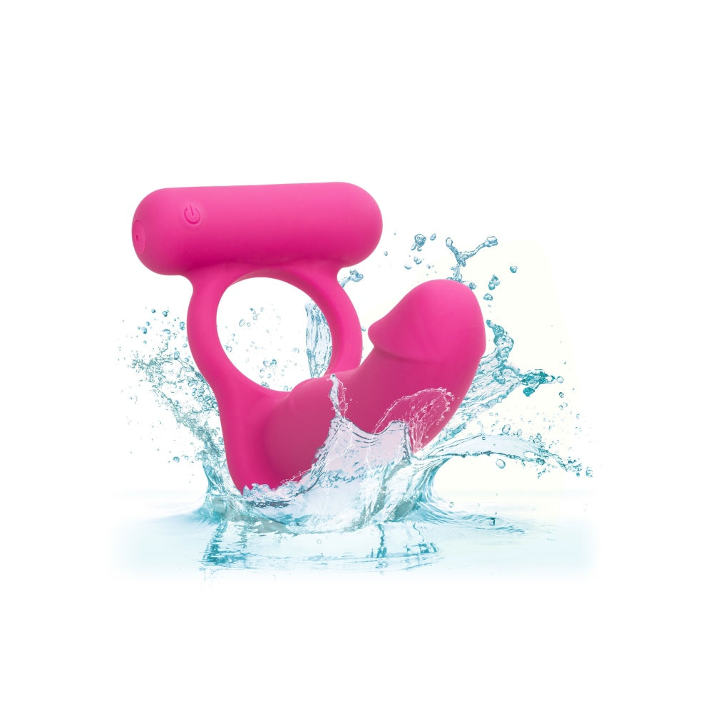 Inel Pentru Penis CalExotics Double Diver cu Dildo Vibrant - 9.5 cm, Roz - Inelul elastic sporeste rezistenta, sonda vibranta stimuleaza clitorisul, iar dildoul ofera o dubla stimulare - 12 Functii de vibratie, rezistent la apa, reincarcabil