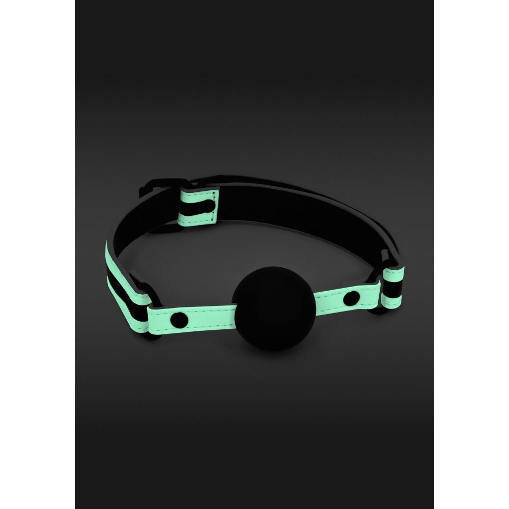 Calus Fetish NS Novelties GLO Ballgag - fabricat din piele PU fosforescenta si bila din silicon - curea ajustabila, ideal pentru jocuri BDSM in cuplu