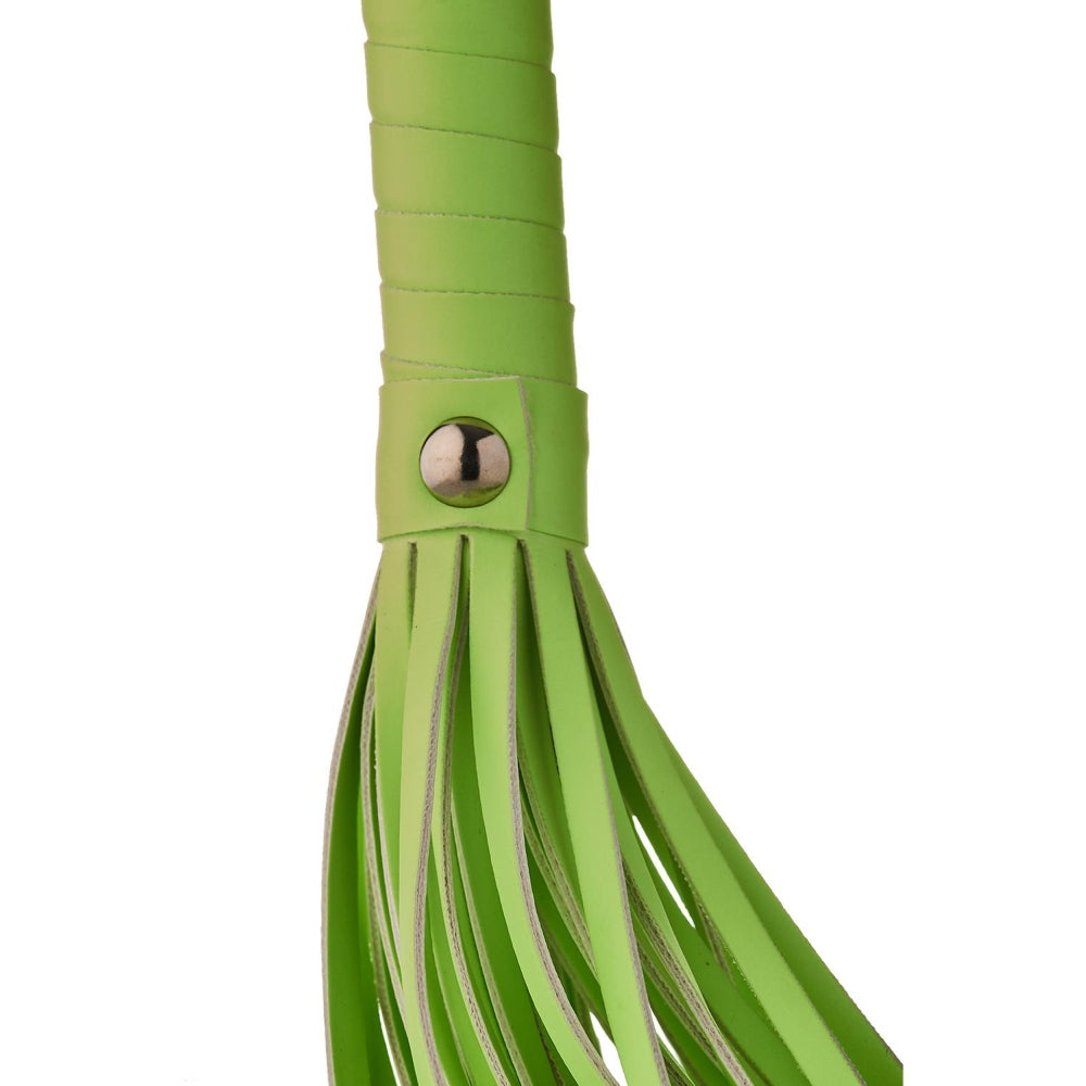 Flogger Bici Fosforescent BDSM/Fetis Dream Toys Radiant cu Franjuri din Piele Ecologica, Maner Solid si Snur de Prindere, 30 cm Lungime, pentru Cupluri