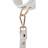 Catuse BDSM Bondage albe din piele artificiala cu lant detasabil 10 cm si detalii aurii, ajustabile pentru jocuri Bondage