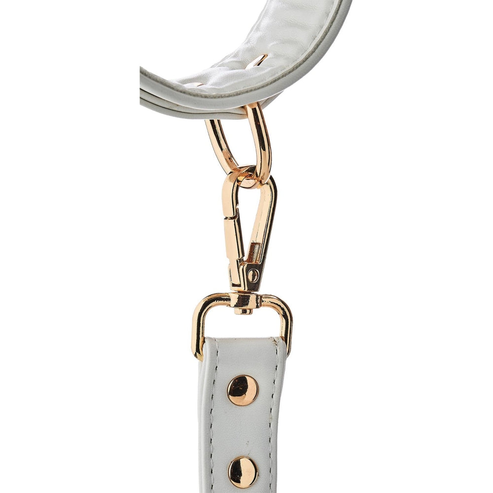 Catuse BDSM Bondage pentru glezne albe din piele artificiala cu lant detasabil si detalii metalice aurii, ajustabile
