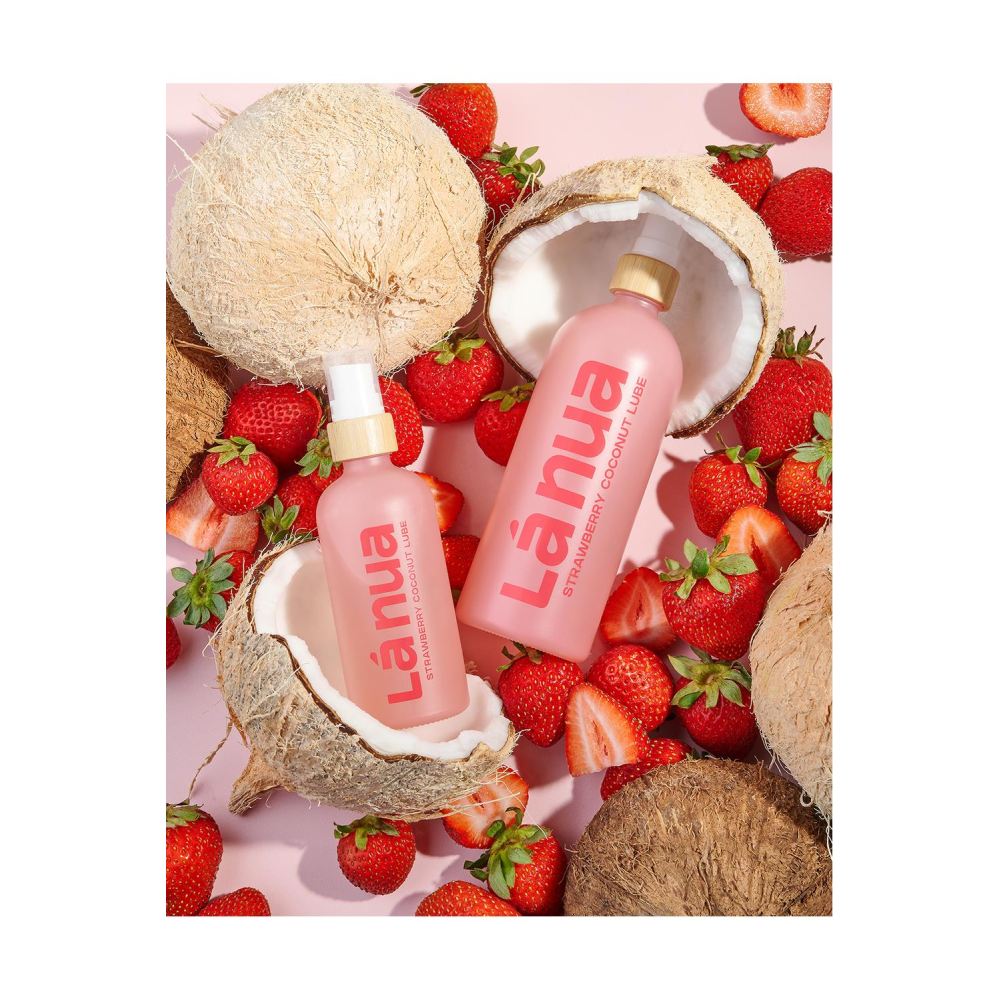 Lubrifiant comestibil pe baza de apa La Nua Strawberry Coconut cu aroma de capsuni si nuca de cocos, ingrediente curate si eficiente, de lunga durata, sigur pentru jucarii, non-lipicios si hipoalergenic, lux pur si sustenabil pentru planeta noastra