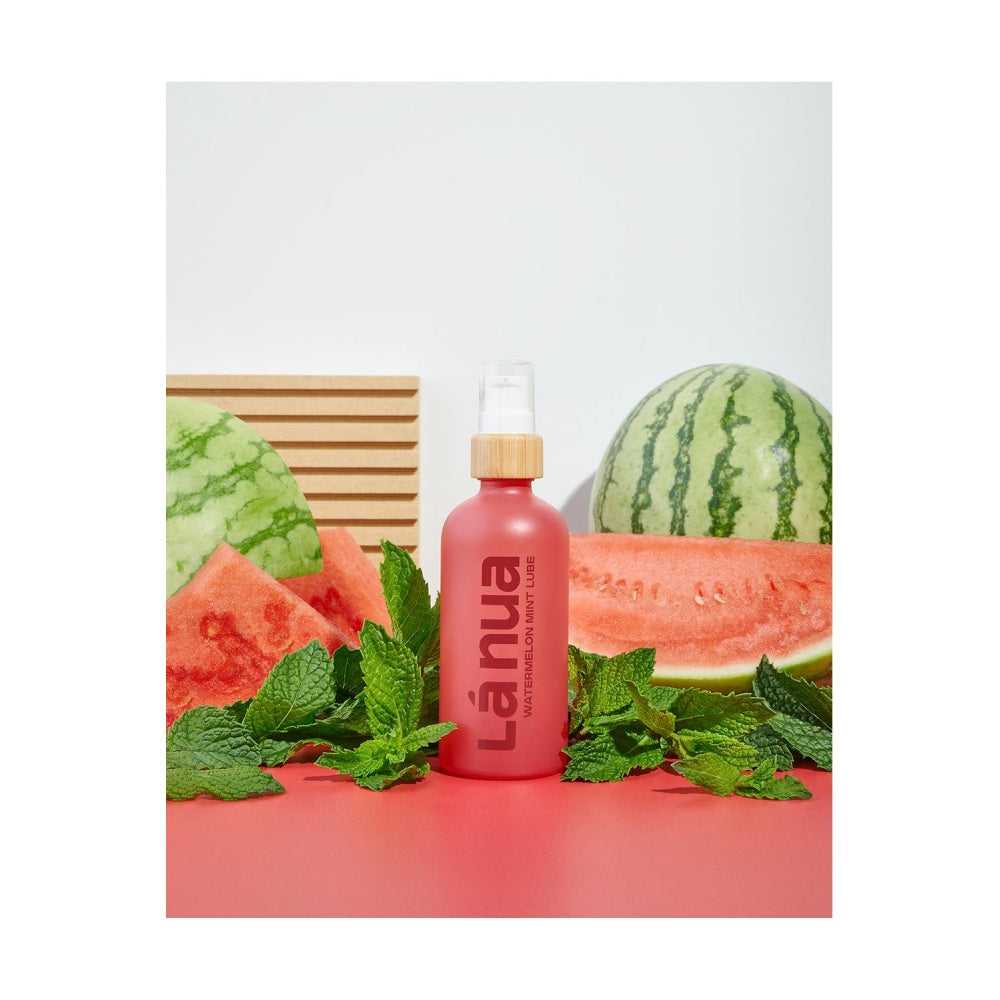 Lubrifiant comestibil pe baza de apa La Nua Watermelon Mint cu aroma de pepeni si menta, ingrediente curate si eficiente, de lunga durata, sigur pentru jucarii, non-lipicios si hipoalergenic, lux pur si sustenabil pentru planeta noastra