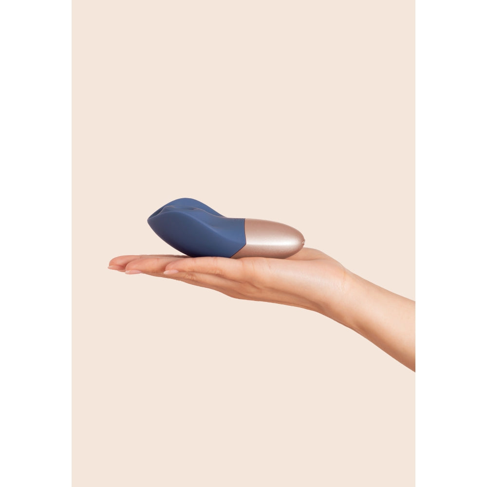 Vibrator SMART cu Suctiune Deia the Arouser, Albastru, 10 Moduri Vibratii