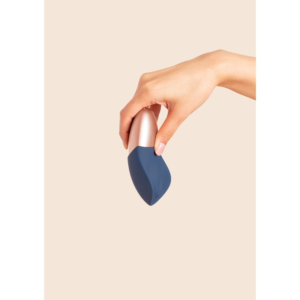 Vibrator SMART cu Suctiune Deia the Arouser, Albastru, 10 Moduri Vibratii