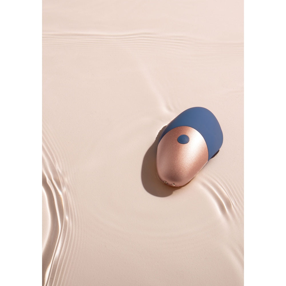 Vibrator SMART cu Suctiune Deia the Arouser, Albastru, 10 Moduri Vibratii