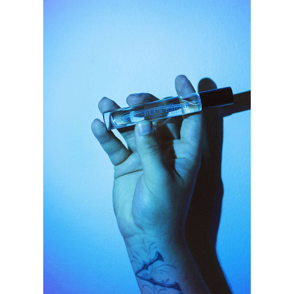 Parfum cu Feromoni Pentru Barbati Eye of Love Bloom 10 ml | Blue Ember | Pentru o atrage pe EA | vegan, cruelty free
