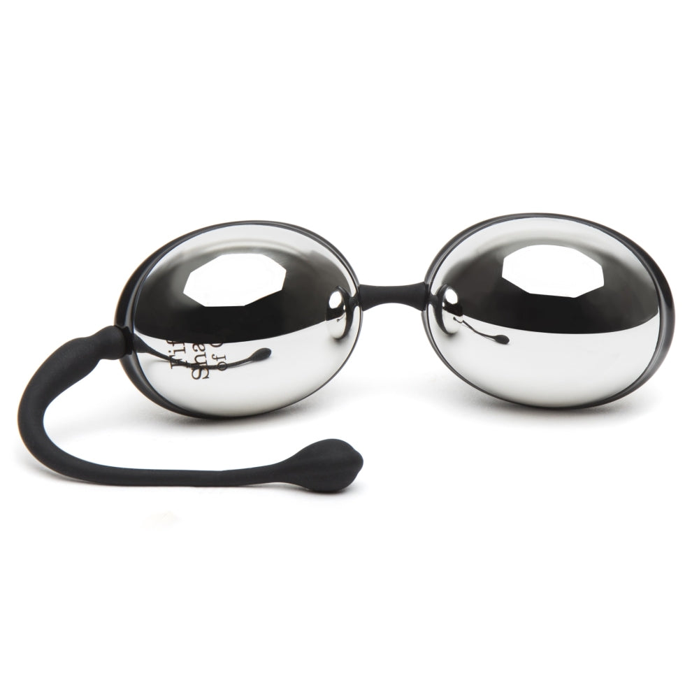 Bile Kegel Fifty Shades of Grey Inner Goddess Argintiu - bile vaginale cu banda elastica - greutate de 67 g, ideal pentru incepatori - perfect pentru antrenamentul muschilor pelvieni - include saculet de satin pentru depozitare discreta