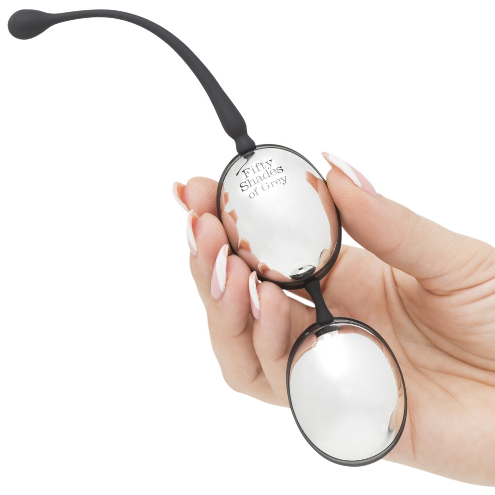 Bile Kegel Fifty Shades of Grey Inner Goddess Argintiu - bile vaginale cu banda elastica - greutate de 67 g, ideal pentru incepatori - perfect pentru antrenamentul muschilor pelvieni - include saculet de satin pentru depozitare discreta
