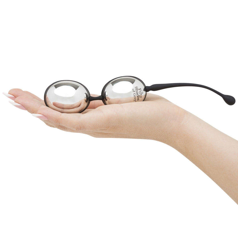 Bile Kegel Fifty Shades of Grey Inner Goddess Argintiu - bile vaginale cu banda elastica - greutate de 67 g, ideal pentru incepatori - perfect pentru antrenamentul muschilor pelvieni - include saculet de satin pentru depozitare discreta
